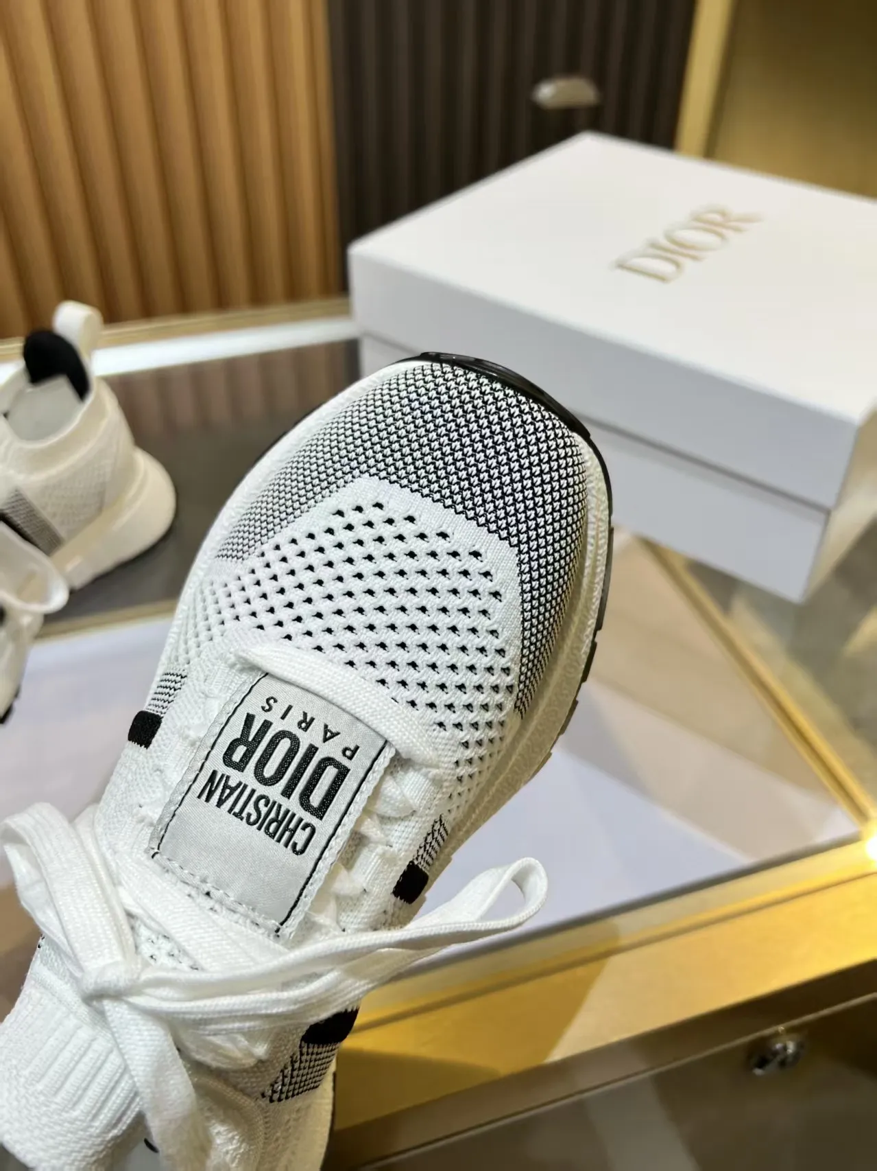 👟👟Ex-factory price 460👟👟 DIOR CHRONO Dior's new high-version, casual, business, all-in-one sports shoes. Simple and super versatile. The upper is equipped with a Logo cloth label. The upper is perfect and luxurious, and can be matched with any spring, summer, autumn and winter clothing. The upper foot is even more comfortable! The original material is disassembled and reproduced perfectly. The fly-woven upper is breathable and comfortable. The original super lightweight TPU absorbent film anti-slip outsole. Unique. Full of details. Fine workmanship. Worth owning. Equipped with original packaging at the counter. 3 colors available SIZE: 35--40 (41 can be customized)
